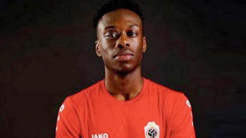 Cầu thủ 17 tuổi qua đời trên sân tập