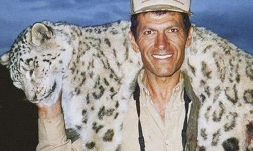 Hossein Golabchi khoe con báo tuyết mình vừa hạ gục. Ảnh: Independent.