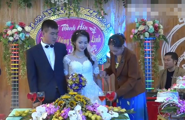 Lúc đầu là mẹ chú rể lên tặng. (Ảnh cắt từ clip)
