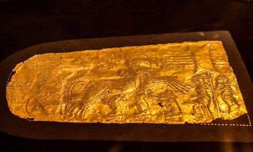 Một đồ tạo tác bằng vàng chạm nổi trong mộ pharaoh Tutankhamun. Ảnh: AFP.