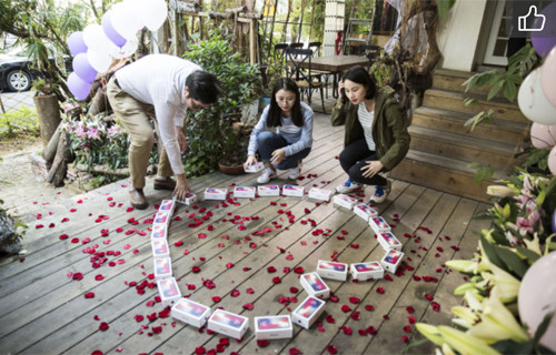 Lập trình viên dùng 25 iPhone X cầu hôn bạn gái 25 tuổi