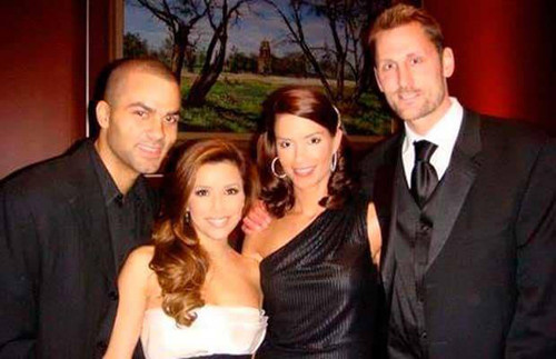 Cặp Tony Parker - Eva Longoria khi còn thân thiết với vợ chồng Brent Barry. Ảnh: CBC Sports.