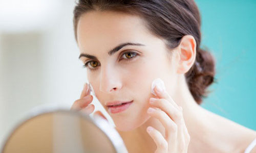  Chăm chỉ dùng kem dưỡng ẩm để tránh bị mốc da khi trang điểm