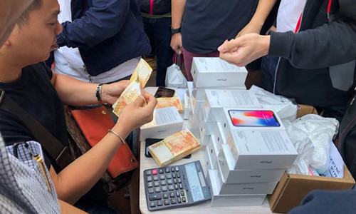 iPhone X bỏ thùng xốp, bán như cá ở lề đường