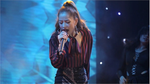 Chi Pu lại gây tranh cãi vì hát live như hết hơi