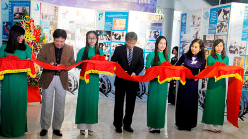 Thứ trưởng Bộ VHTT&DL Vương Duy Biên cùng các thành viên ban tổ chức cắt băng khai mạc triển lãm. Ảnh: Thanh Trần