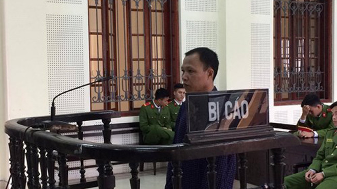 Bị cáo Tuấn trước vành móng ngựa.