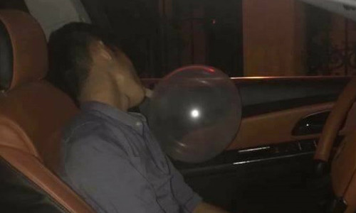 Lái xe được cho là thiếu tỉnh táo do ngậm bóng cười nên gây tai nạn (ảnh FB)