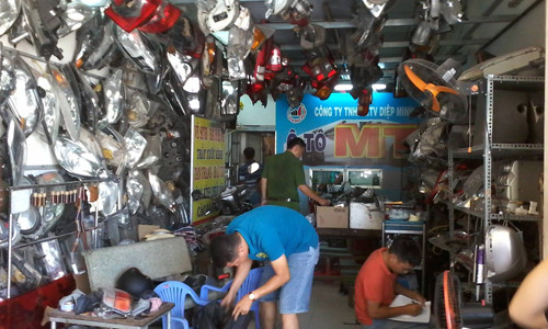 Lực lượng chức năng kiểm tra nơi đối tượng Hảo tiêu thụ số kính xe ô tô bẻ trộm