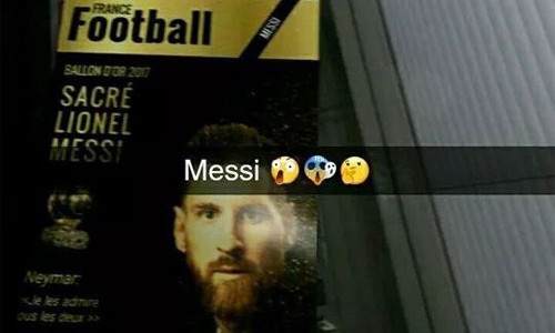 Bức ảnh lạ về bìa tạp chí France Football. Ảnh chụp màn hình.