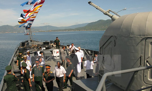 Tham quan tàu HQ-012 Lý Thái Tổ. (Ảnh minh họa: Tiến Minh/TTXVN)