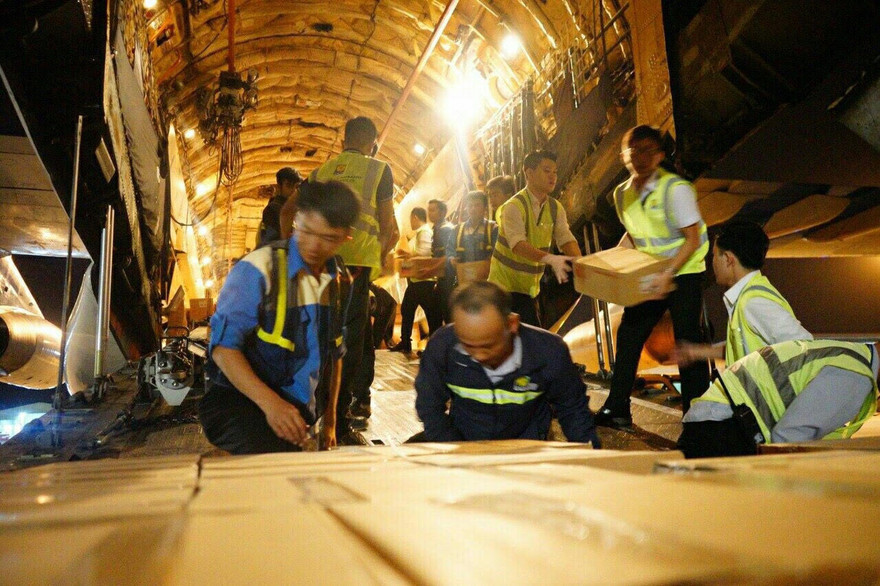 Bên trong máy bay IL-76 chở hàng cứu trợ Việt Nam