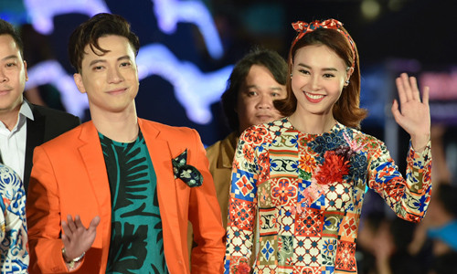 Ninh Dương Lan Ngọc cùng ST (365) trên thảm đỏ lễ trao giải Bông sen vàng của LHP Việt Nam lần thứ XX.