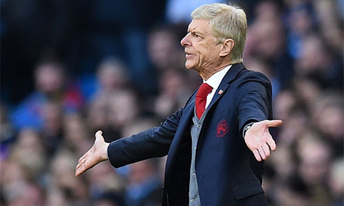 Wenger bất lực vì khi đội nhà thua trận vì những lý do khách quan. Ảnh: Reuters.