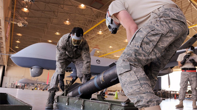 Tên lửa Hellfire được đưa lên MQ-9 Reaper trong một buổi huấn luyện lắp vũ khí. 