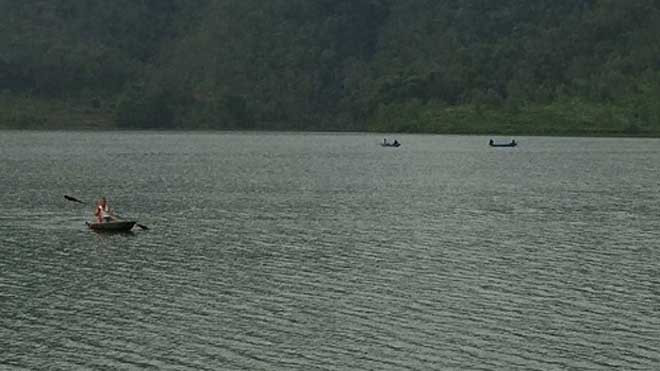 Công việc tìm kiếm nạn nhân đang được tiến hành trên đập Am. 