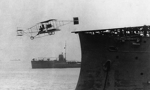 Chiếc Pusher của Eugene Ely rời khỏi boong tàu USS Birmingham. Ảnh: Wikipedia.