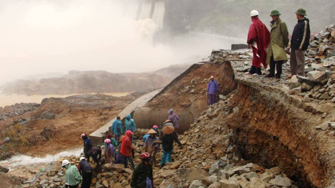 Lũ lớn gây thiệt hại nặng về hạ tầng giao thông, đê biển tại TT-Huế