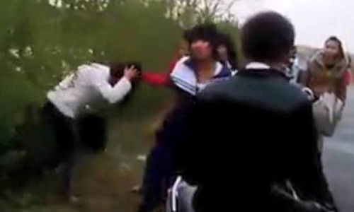 Hình ảnh cắt từ nội dung đoạn clip được đăng tải trên mạng xã hội vào trưa ngày 11/11