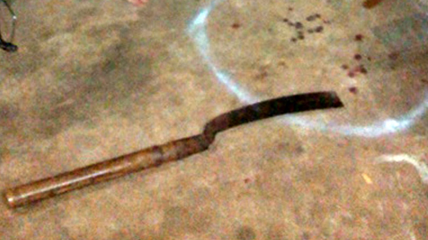 Ông chủ quầy tạp hóa hứng 'mưa' dao vì từ chối bán hàng