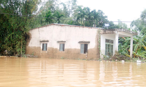 Nước đã rút nhưng vẫn cô lập nhiều nhà dân. Ảnh: Thanh Trần