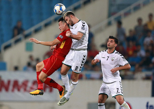 Lối đá áp sát của Afghanistan khiến tuyển Việt Nam gặp nhiều khó khăn.