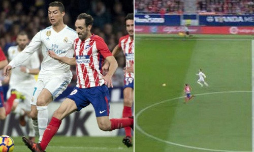 Juanfran đánh bại Ronaldo ở một tình huống đua tốc độ.