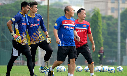 HLV Park Hang Seo tỏ ra chuyên nghiệp trong cả tập luyện và sihh hoạt - Ảnh: Gia Hưng