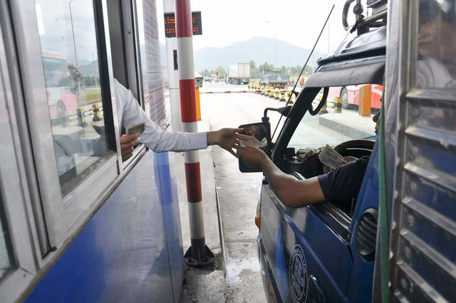 Tài xế trả tiền lẻ qua trạm thu phí BOT Ninh An nằm trên quốc lộ 1 đoạn qua xã Ninh Lộc (thị xã Ninh Hòa, Khánh Hòa)