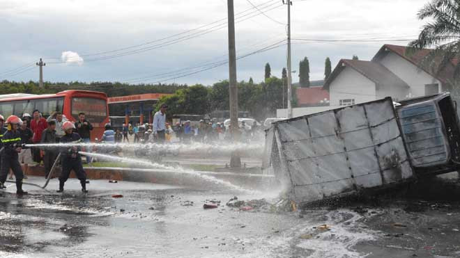 Lực lượng cảnh sát PCCC tiến hành dập lửa.