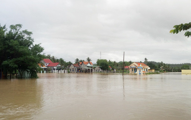 Hồ chứa ở Khánh Hòa xả lũ, phố biến thành sông