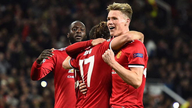 Các cầu thủ MU ăn mừng bàn thắng thứ hai vào lưới Benfica