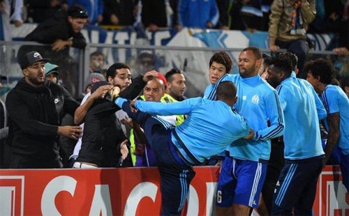 Cú ra đòn của Evra.