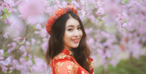 Khánh Linh được mọi người khen ngợi có vẻ ngoài xinh xắn, duyên dáng và khả năng ứng xử. 