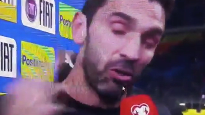 Thủ thành Italia đẫm nước mắt khi trả lời phỏng vấn sau trận