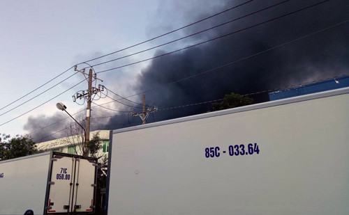 Khói ngùn ngụt tại công ty may mặc. Ảnh: Tin Tin.