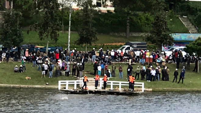 Xe mất lái lao xuống hồ Xuân Hương, 1 người thiệt mạng