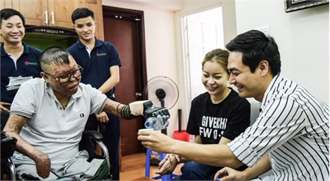 Chiến sĩ sống sót vụ rơi máy bay Mi171 được trao tặng tay giả