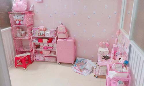 Căn phòng của Thu Nhi ngập tràn đồ Hello Kitty.