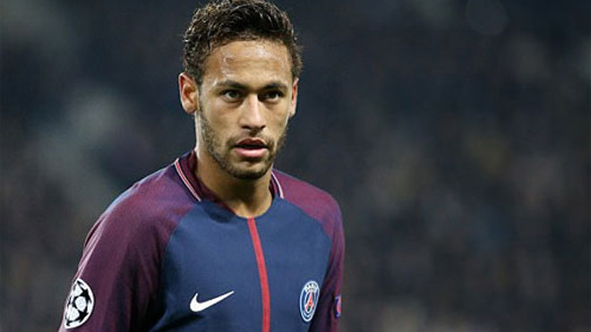 Real không ngại mua những ngôi sao từng thành danh tại Barca, như vụ Figo năm 2000. Ảnh: Reuters 