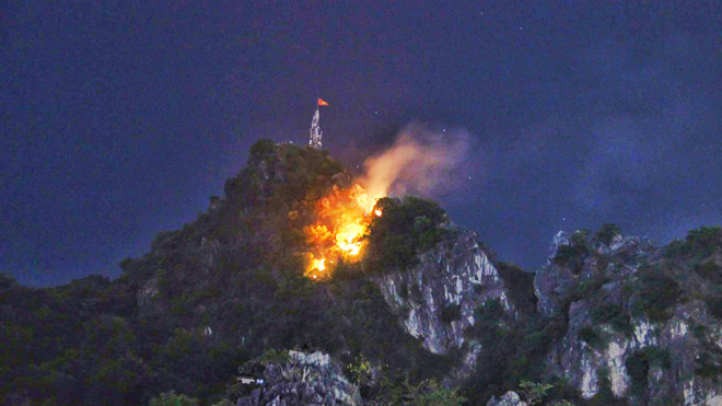 Núi Bài Thơ bốc cháy nghi ngút