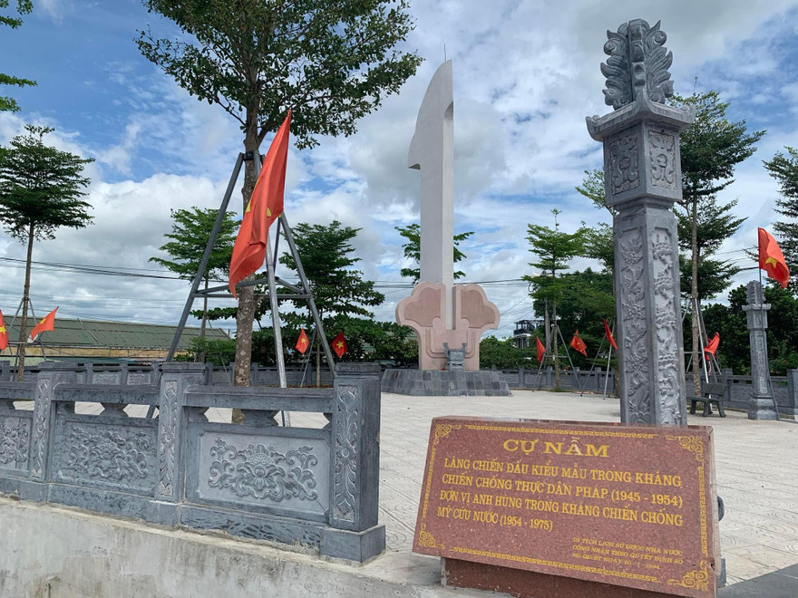 Bia công tích của xã Cự Nẫm.