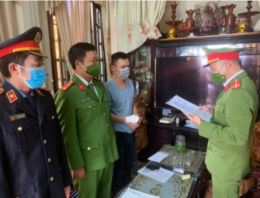 Đối tượng Phạm Duy Khánh (Áo phông xanh) - Ảnh do cơ quan công an cung cấp