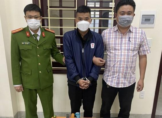 Đối tượng Đinh Quốc Đạt (ở giữa) bị cơ quan CA Tp. Đồng Hới bắt giữ.