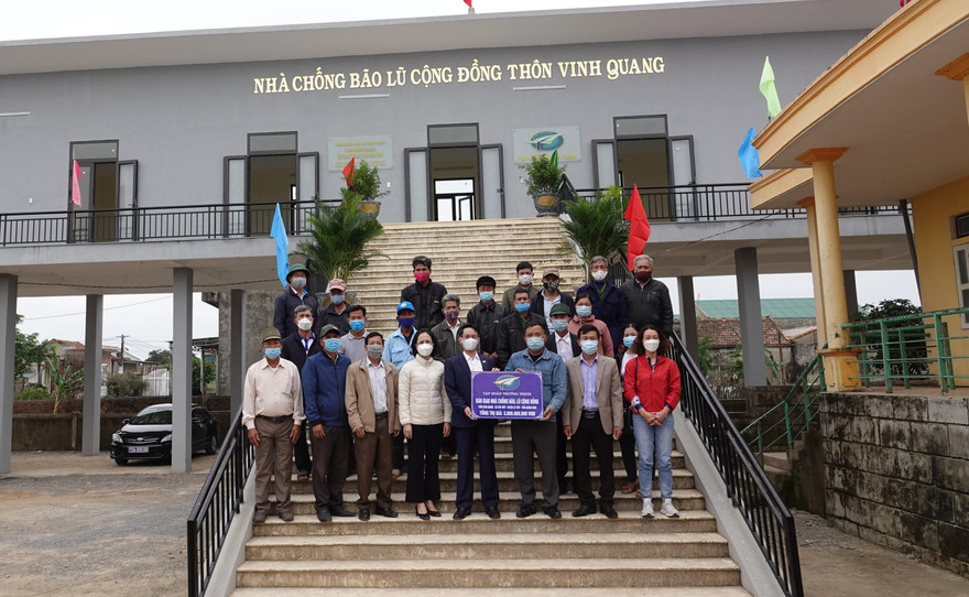 Bàn giao nhà tránh lũ cộng đồng thôn Vinh Quang