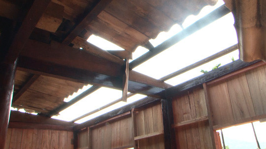 Lốc xoáy quét qua bất ngờ khiến các hộ dân không kịp trở tay.