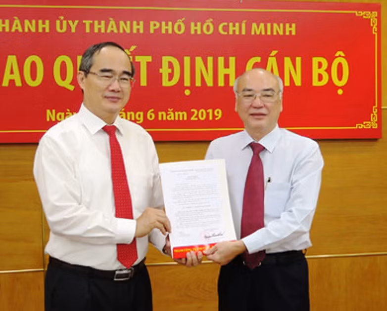 Ông Phan Nguyễn Như Khuê (phải) nhận quyết định bổ nhiệm làm Trưởng ban Tuyên giáo Thành ủy TPHCM từ Bí thư Thành ủy Nguyễn Thiện Nhân