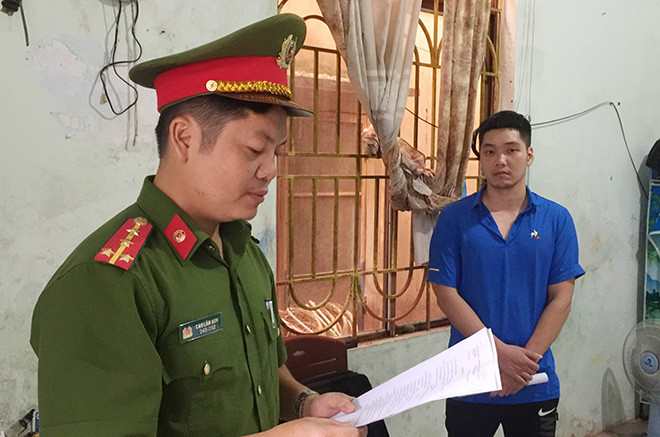 Cán bộ Công an tống đạt quyết định khởi tố, bắt tạm giam Bùi Đức Thái.