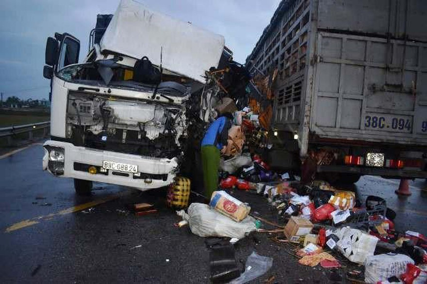 4 người trọng thương, giao thông ùn tắc sau sự cố 2 xe tải đối đầu