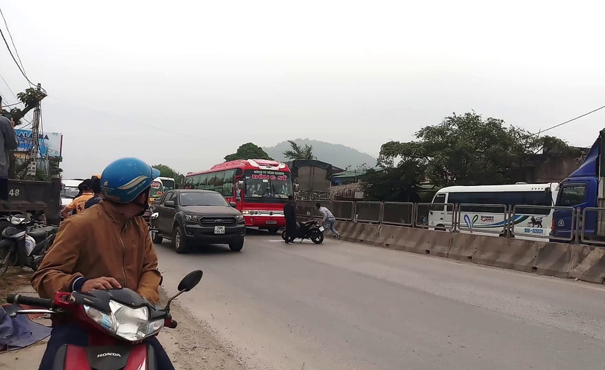 Công an vào cuộc vụ hai nam thanh niên truy đuổi, đập xe khách